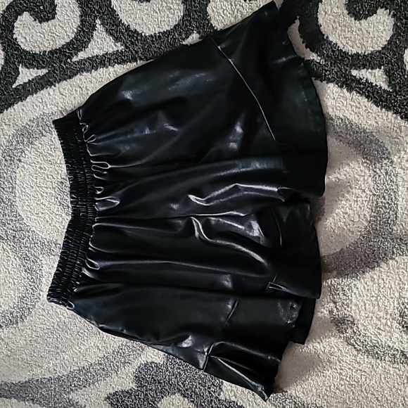L & B wide leg shorts black faux leather szSm with ruffle - Picture 2 of 11
